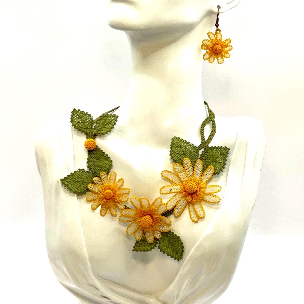 Beautiful Daisy Necklace with Earring’s 🌹